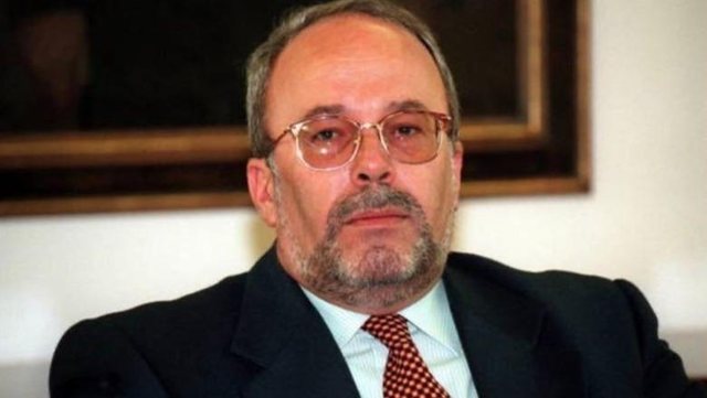 Diferenca e Fatos Nanos me të tjerët ishte se ai dinte të ikte!