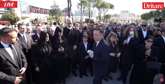 LIVE/ Nis përcjellja e trupit të Fatos Nanos!