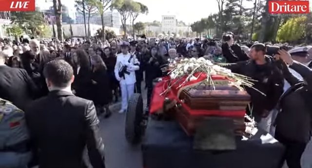 Nën tingujt e ‘My Way’ dhe karafila të bardhë, Fatos