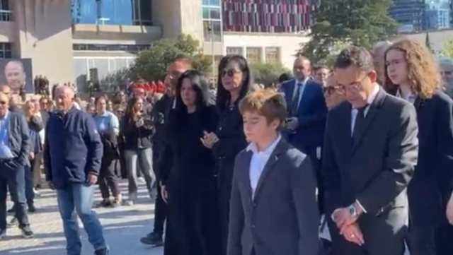 Fatos Nano përcillet në banesën e fundit, Linda Rama