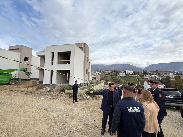 Prishen vilat pa leje në Farkë!