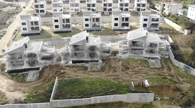 Video/ Shemben me tritoli tri vila në pronësi të ish-deputetit