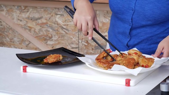 Receta e ditës/ Petulla me domate që shkrihen në gojë