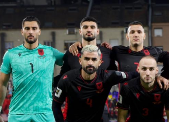 Dy të paprekshëm në tribunë, Kombëtarja e