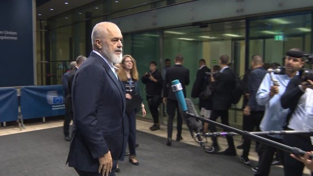 Axhenda/ Rama niset drejt Brukselit për konferencën