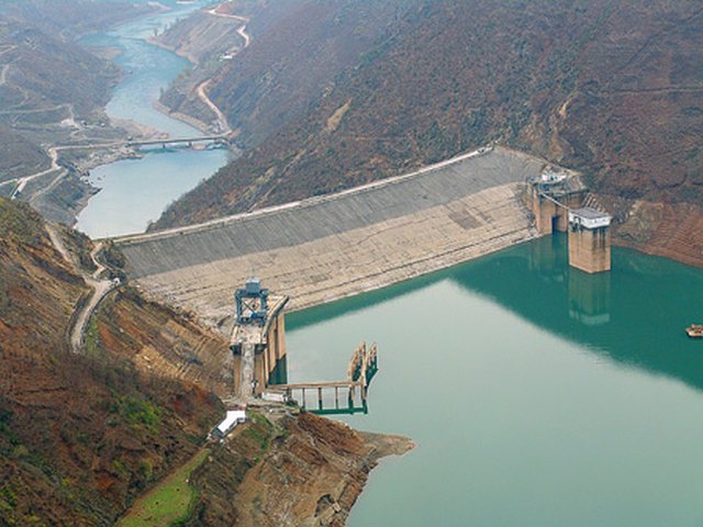 Moti i keq/ Ministria bën thirrje: Banorët e zonave përreth