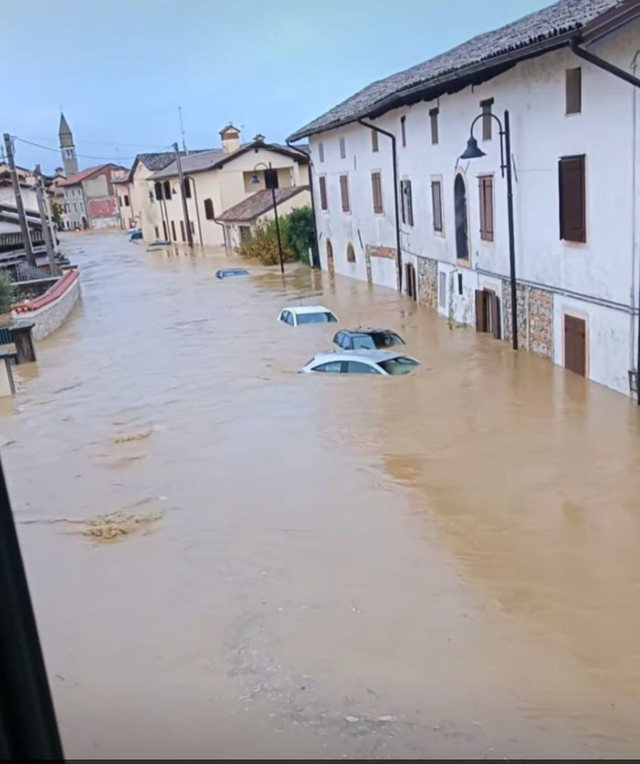 Moti i keq godet Italinë! Përmbytje dhe rrëshqitje dheu!