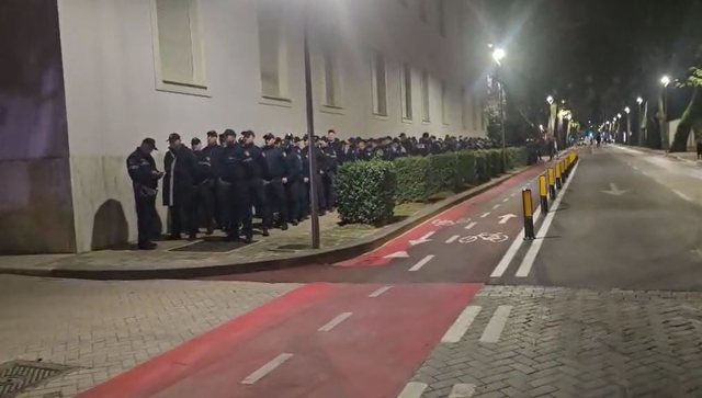 Protesta e PD-së, policia rrethon Kryeministrinë
