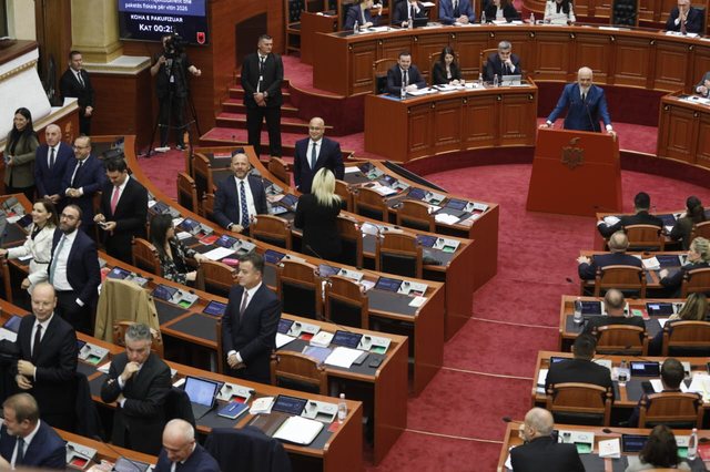 Deputetet e PD i kthejnë kurrizin, Rama në Kuvend: Më mirë