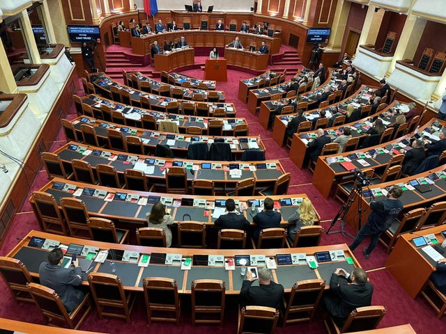 Belinda Balluku merr fjalën në foltore, demokratët braktisin