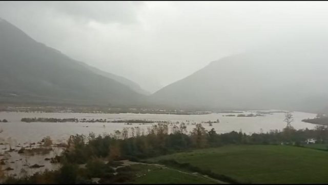 Moti i keq/ Lumi Vjosa në pikën kritike në Tepelenë!