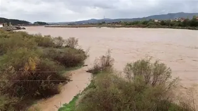 Shkumbini del nga shtrati, rrezik përmbytjesh