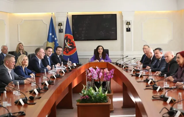 Vjosa Osmani shpërndan Kuvendin e Kosovës, pritet shpallja e