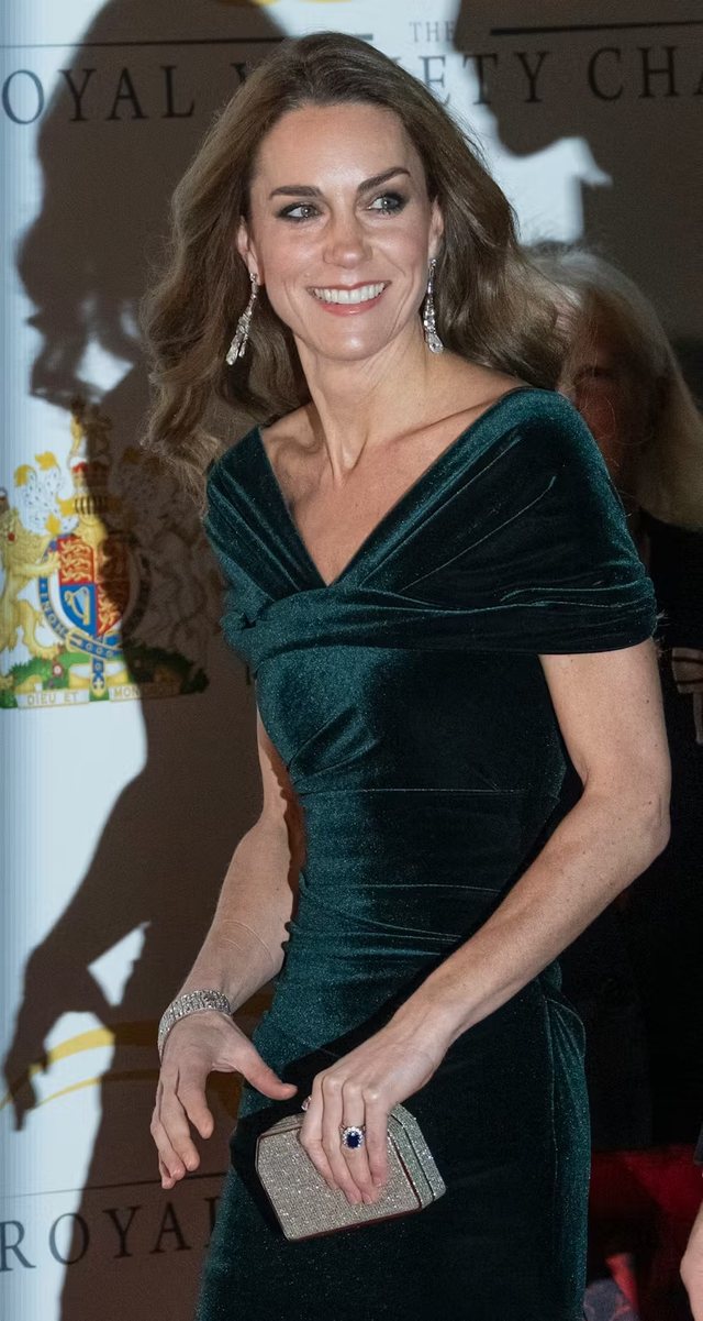 Foto/ Një rikthim i paharrueshëm! Kate Middleton shkëlqen me