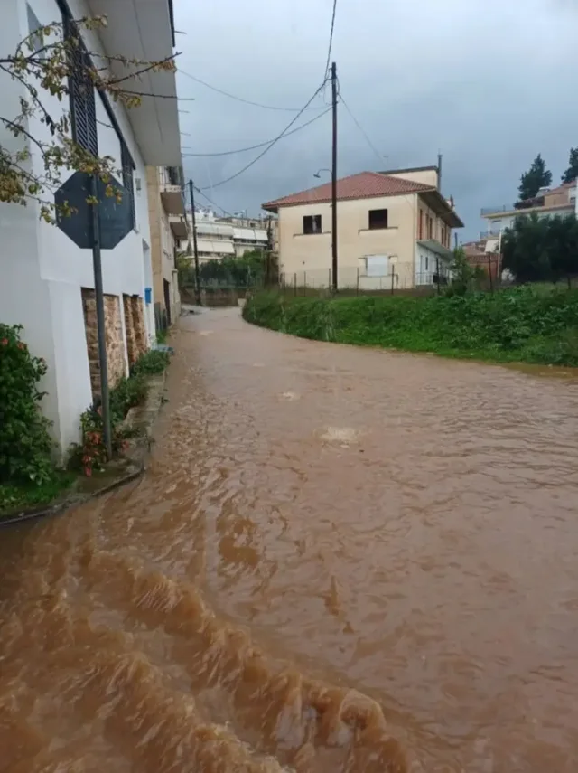 Pamjet/ Moti i keq prek edhe Greqinë Perëndimore, fshatra të