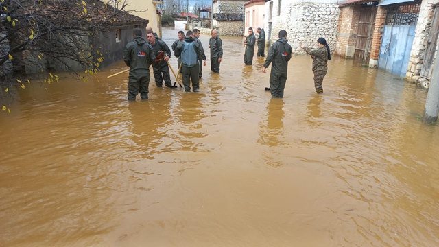 Shqipëria nën ujë, banorët evakuohen me gomone!