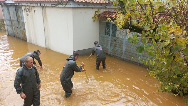 Shqipëria nën ujë, banorët evakuohen me gomone!