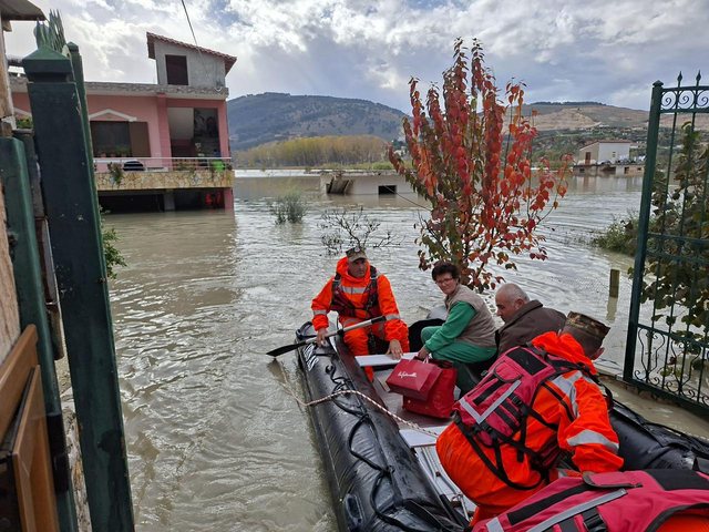 Shqipëria nën ujë, banorët evakuohen me gomone!