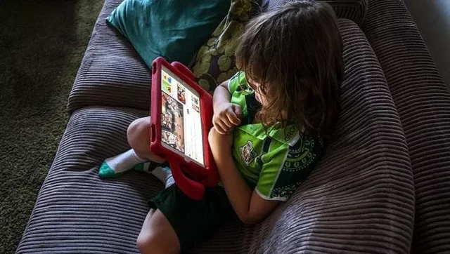 Alarmi i pediatërve: Telefoni dhe interneti para moshës