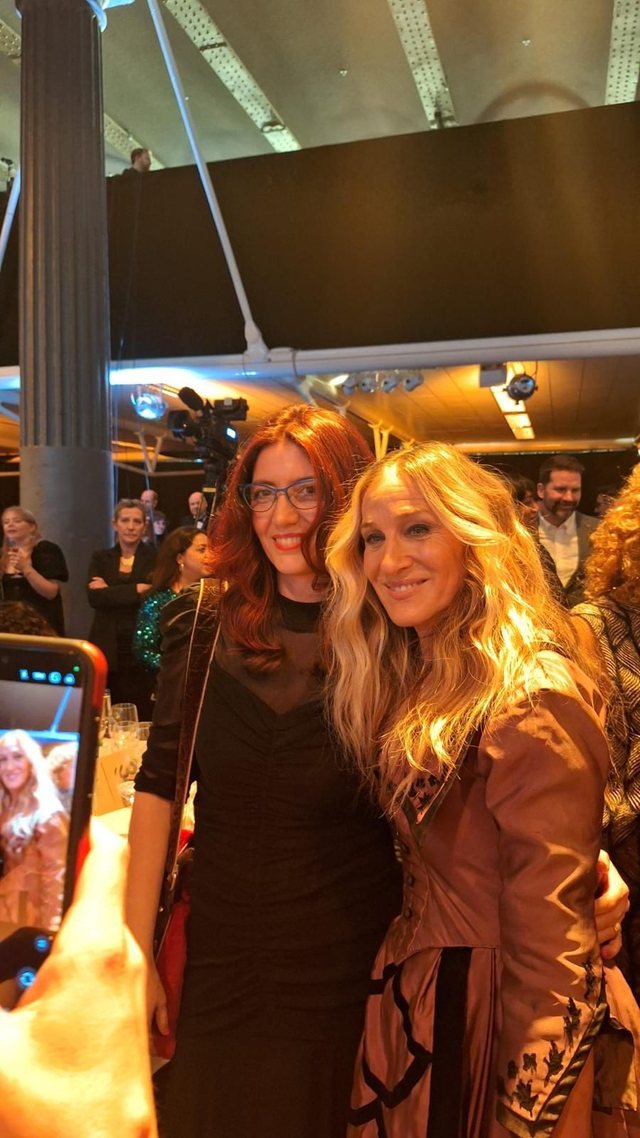 Shkrimtarja shqiptare Ledia Xhoga përkrah yllit të Hollywood-it Sarah