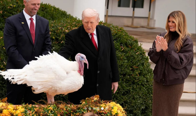 Nga Shtëpia e Bardhë! Trump dhe Melania falin gjelat para Ditës