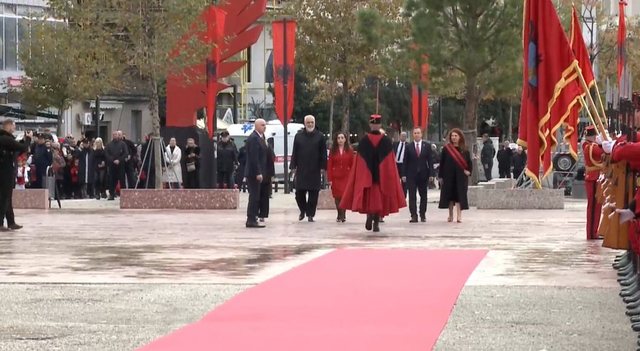 Ceremonia e ngritjes së flamurit në Vlorë, marrin pjesë