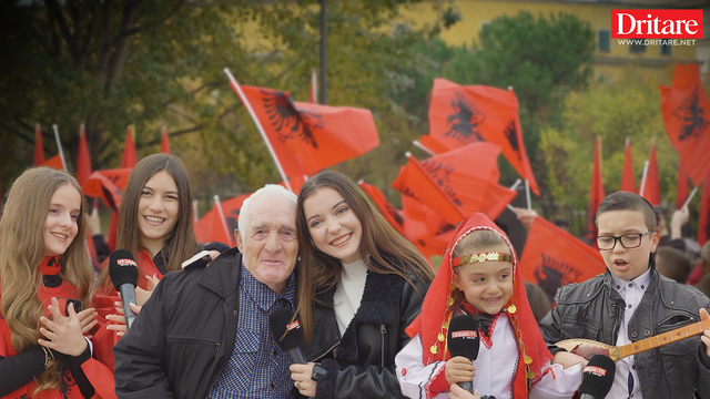 Çiftelia kumbon në shesh! Urimet e shqiptarëve për