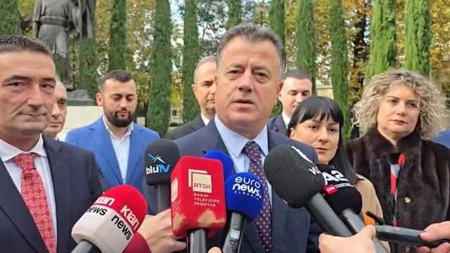 Flamur Noka lapsus gjatë urimit: Sot dita kur Skënderbeu ngriti