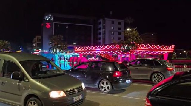 Dita e Pavarësisë/ Paradë me makina dhe spektakël