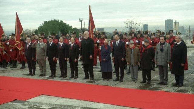 81-vjetori i Çlirimit/ Krerët e shtetit nderojnë