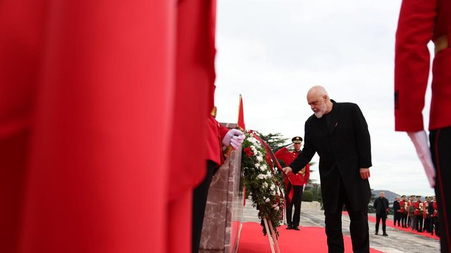 Rama te varrezat e Dëshmorëve, nderon kujtimin e të