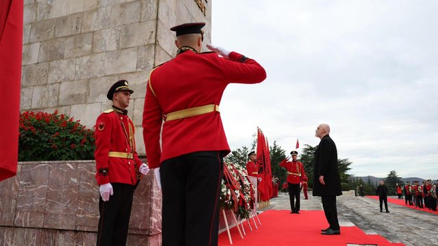 Rama te varrezat e Dëshmorëve, nderon kujtimin e të