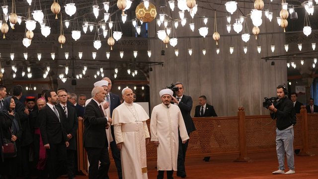 Papa Leo, vizitë historike në Xhaminë Blu. Heq
