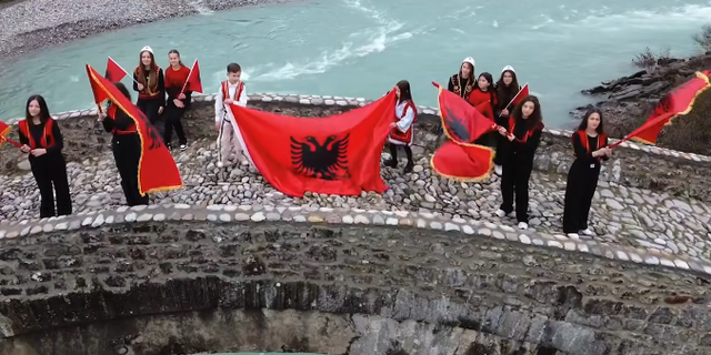 Festat e Nëntorit, Rama ndan videokartolinën kuq e zi!