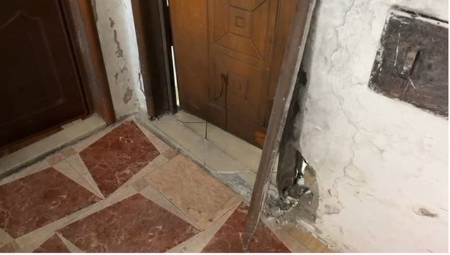 Shpërthim tritoli në portën e banesës të së