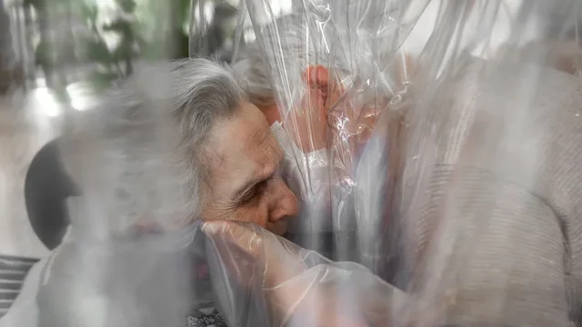 Dhoma e përqafimeve ku Covid-19 nuk mund të përhapej!