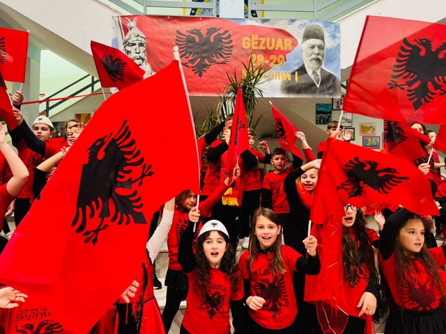 Berati, Vlora, Tirana dhe Shkodra festojnë Nëntorin me art, zeje dhe