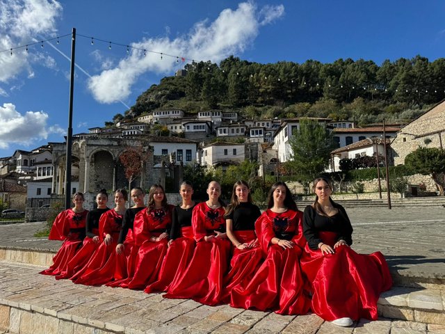Berati, Vlora, Tirana dhe Shkodra festojnë Nëntorin me art, zeje dhe