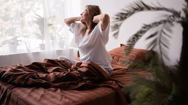 Pse zgjohemi më herët teksa plakemi? Shkencëtarët kanë