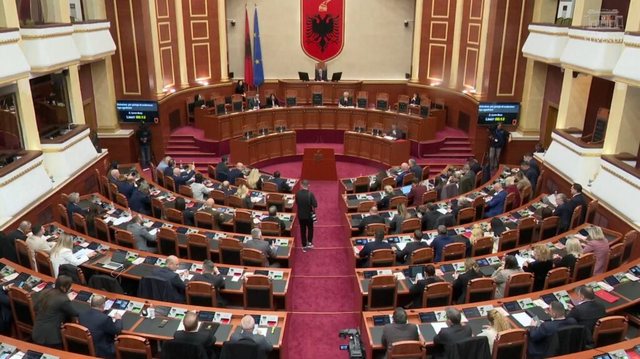 Nis Kuvendi. Sherr mes deputetëve!