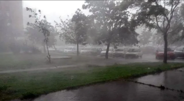 Reshje, shtrëngata dhe erë e fortë! Moti për sot!