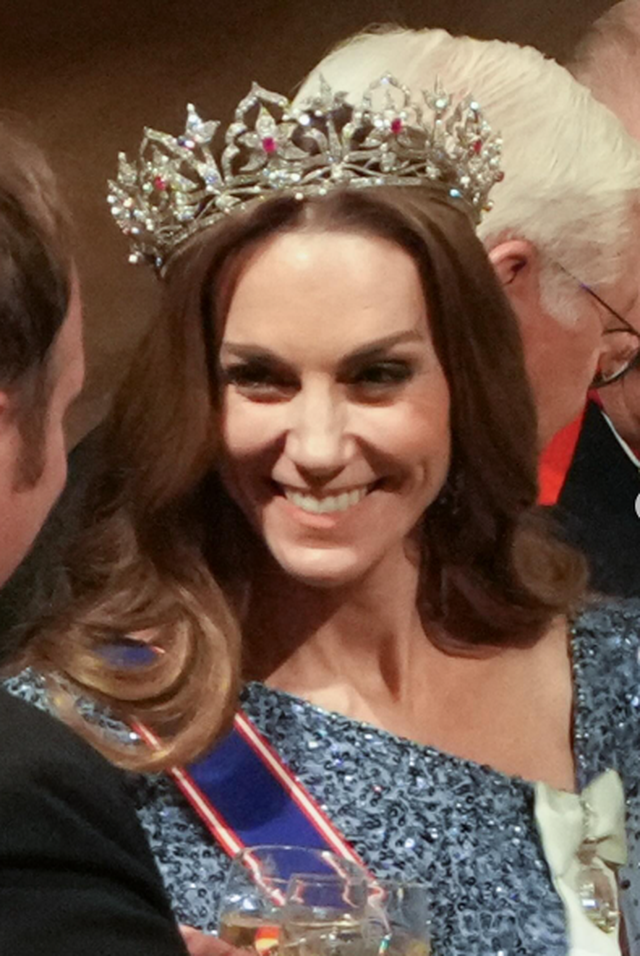 Princesha e Uellsit shkëlqeu në Windsor me fustanin blu dhe