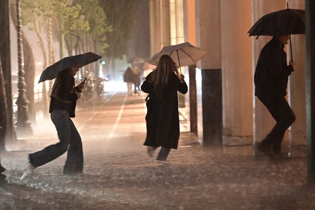 Stuhia e fuqishme “Byron” godet Greqinë, përmbytje në