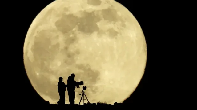 Superhëna e fundit e vitit 2025, fotografohet nga e gjithë bota!