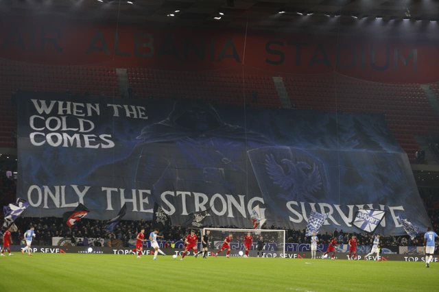 FOTOT/ Tifozët e Tiranës pushtojnë Air Albania!