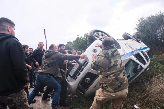 Protesta të dhunshme në Greqi, fermerët përplasen me