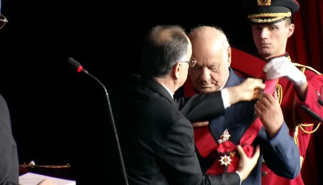 Ish-presidenti Alfred Moisiu nderohet me "Yllin e Madh” të