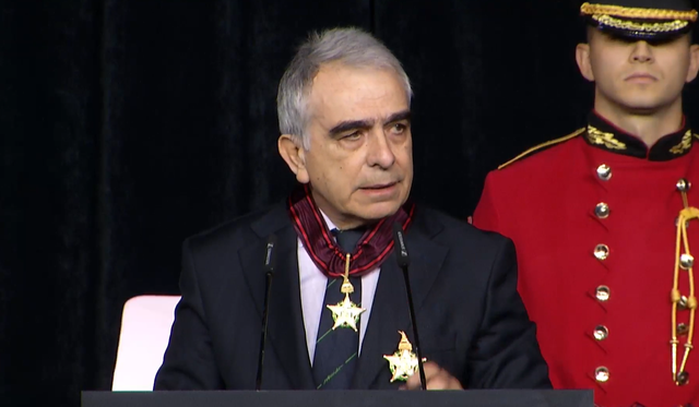 Pëllumb Xhufi dekorohet me titullin Oficer i Madh