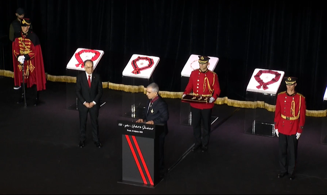 Pëllumb Xhufi dekorohet me titullin Oficer i Madh