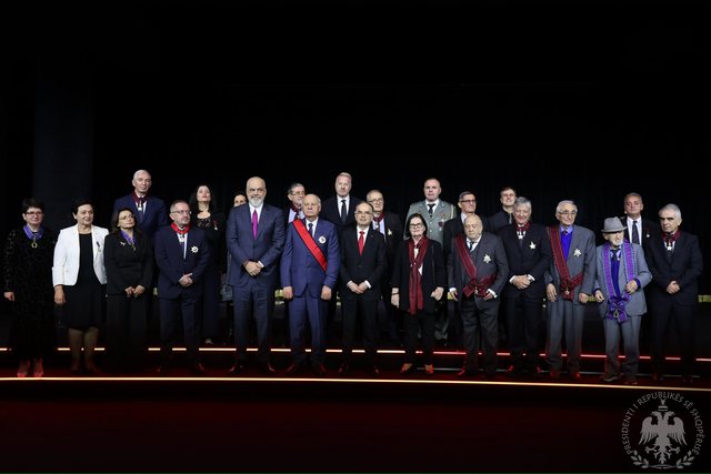 Pëllumb Xhufi dekorohet me titullin Oficer i Madh